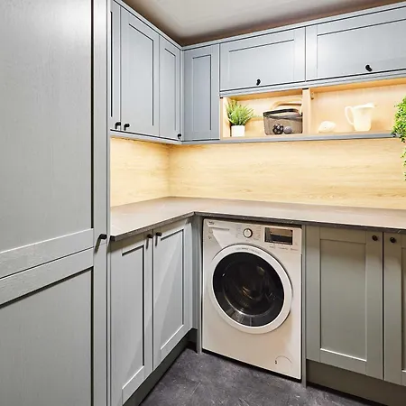 Host & - Regency Mansions