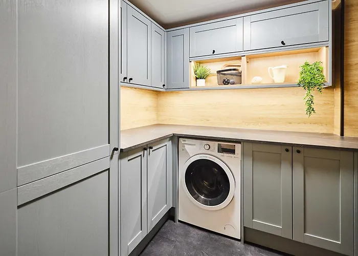 Host & - Regency Mansions